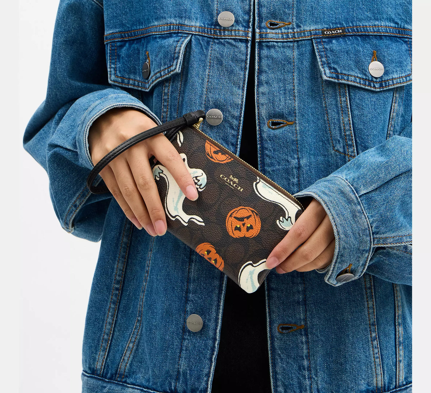 Wristlet In Signature Canvas With Halloween Print